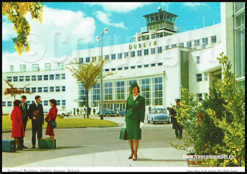 Agent de bord et passagers devant le terminal aéroportuaire de Dublin sur carte postale aviation