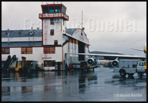 L'aile d'un DC-8 de Trans Ocean Airlines entre en contact avec un hangar à Iqaluit