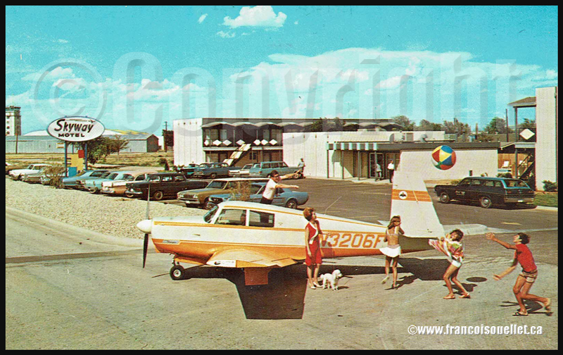 Avion Beechcraft et passagers devant le Skyway Motel au Texas sur carte postale aviation