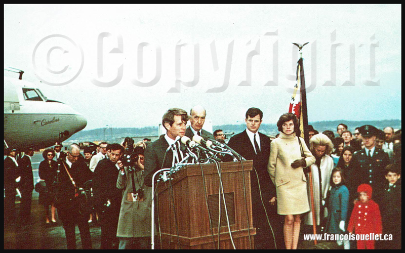 Bobby Kennedy, sa famille et l'avion familial, le Caroline, sur carte postale aviation