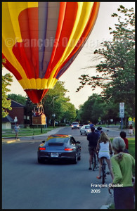Une montgolfière se pose sur une rue de la Ville de Québec en 2005