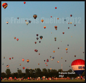 Visiteurs et montgolfières au festival de St-Jean-sur-Richelieu 2012