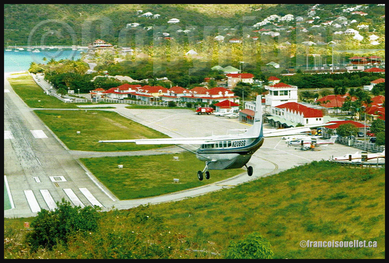 Cessna 208B N208SG en finale piste 10 pour l'aéroport de Saint Barthelémy, Guadeloupe (sur carte postale aviation)