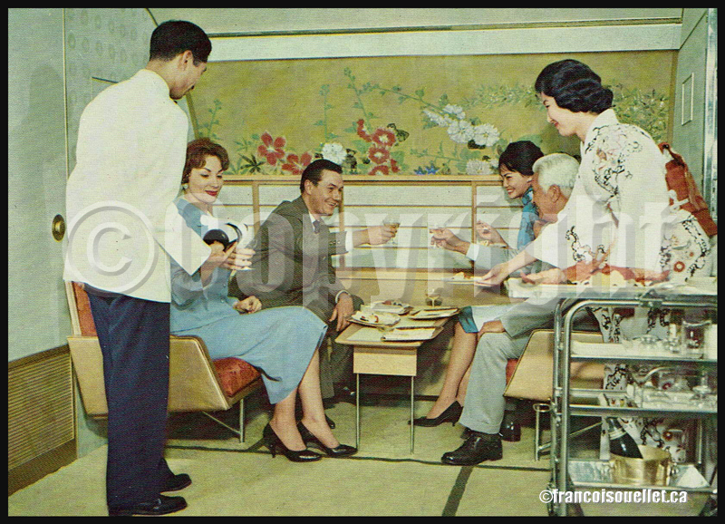 Japan Air Lines DC-8 Jet Courier et passagers dans le salon KIKU-NO-MA sur carte postale aviation