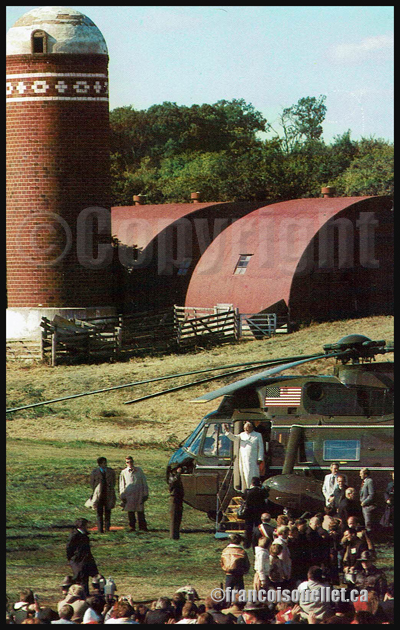 Le Pape Jean-Paul II sort d'un hélicoptère de la Marine américaine sur le site Living History Farms près de Des Moines, Iowa, où il a célébré une messe extérieure en Octobre 1979 (carte postale aviation).