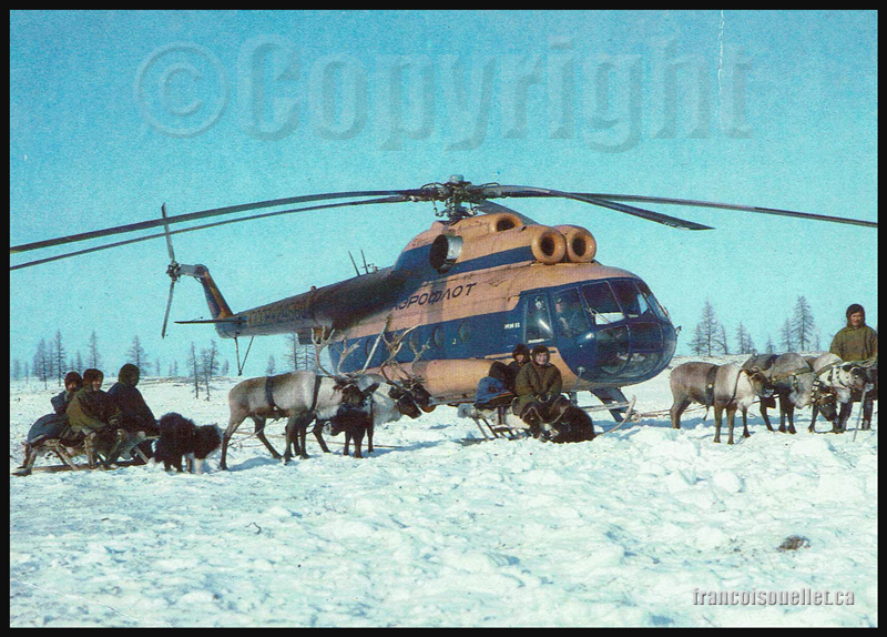 Hélicoptère MI-8 de Aeroflot Soviet Airlines et autochtones sur carte postale aviation