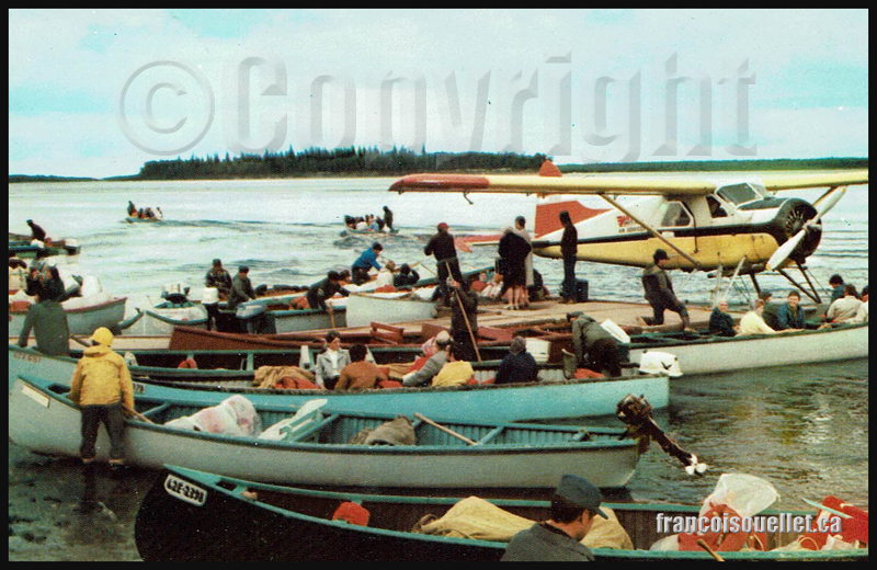 Beaver sur flottes et canots avec passagers et guides autochtones à Moosonee au Canada (sur carte postale aviation)