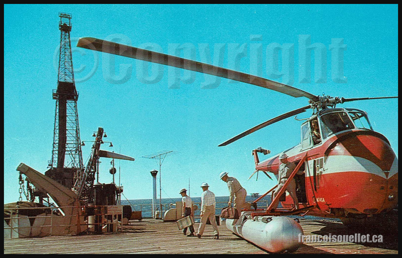 Plateforme de forage dans le Golfe du Mexique avec travailleurs et hélicoptère sur carte postale aviation