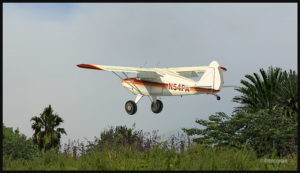 Un Piper Pacer virtuel au décollage de la piste courbée d'Ononge (ONB) en Papouasie-Nouvelle Guinée PNG (FSX)