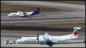 FedEx ATR 72-202F C-FTAR et Air Canada Express Bombardier DHC-8-Q-402NG (C-GIJZ) à l'aéroport international Jean-Lesage de Québec en mai 2016