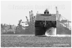 Photo noir et blanc du navire Toronto Express de la compagnie Hapag Lloyd devant les installations du Port de Québec en mai 2016