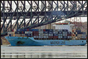 Le navire porte-conteneurs Maersk Pembroke passant le Pont de Québec, mai 2016