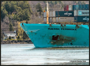 Le navire porte-conteneurs Maersk Pembroke sur le fleuve St-Laurent près de la Ville de Québec, mai 2016