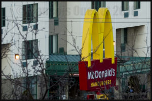 Le M jaune du restaurant Mc Donald's, après un grossissement (focale 200mm) et recadrage à partir de l'appareil Canon 5DSR.