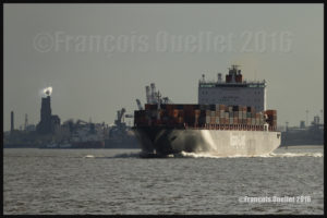 Le navire Toronto Express de la compagnie Hapag-Lloyd près du Port de Québec en 2016. La photo a été prise avec un appareil-photo plein format Canon 5DSR
