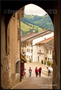 Photo prise de l'intérieur de la ville médiévale de Gruyères, Suisse, en 2013