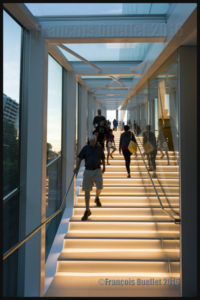 Escalier extérieur du Pavillon Pierre Lassonde du Musée National des Beaux-Arts de Québec lors de l'ouverture officielle en juin 2016