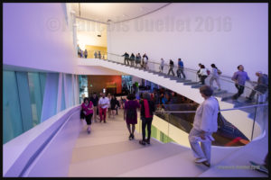 Escalier intérieur du Pavillon Pierre Lassonde du MNBAQ le 24 juin 2016