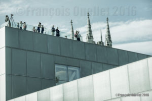 Visiteurs sur le toit du Pavillon Pierre Lassonde du MNBAQ 24 juin 2016