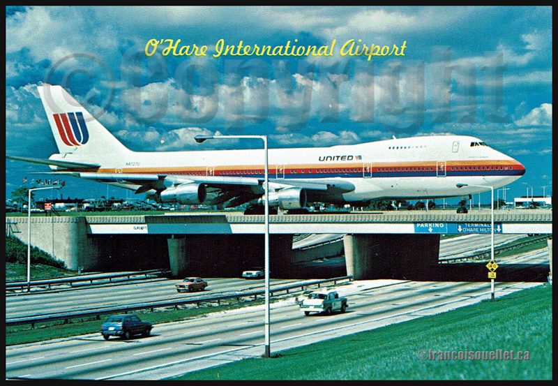 Un Boeing B747 de la United Airlines circule au-dessus de l'autoroute sur l'aéroport O'Hare international de Chicago (sur carte postale aviation)