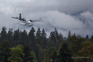 Twin Otter sur flotteurs C-GQKN de la compagnie aérienne Harbour Air en finale pour le Port de Vancouver, en Colombie-Britannique, durant l'été 2016. Photo prise avec un appareil-photo plein format Canon 5DSR