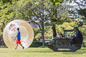 Each one in his own bubble in the Willows Beach Park, Oak Bay, Victoria