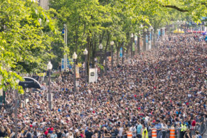 Une partie de la foule attendant d'entrer sur le site du spectacle de Metallica lors du Festival d'été de Québec en 2017