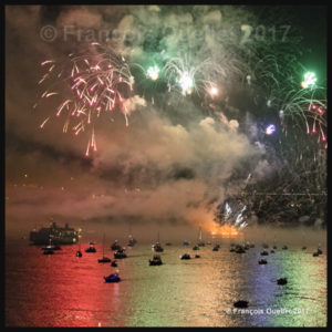 Reflets sur le fleuve St-Laurent lors du feu d'artifice célébrant le 100ième anniversaire du Pont de Québec en 2017.