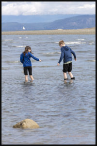Des enfants s'amusent sur une plage de Parksville, en Colombie-Britannique