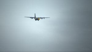 Vue du Lockheed C-130 Hercules avec quatre moteurs en panne, en approche pour Bonners Ferry (65S).