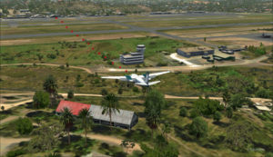 Trajet du Shrike Commander 500S vers le hangar de l'aéroport de Port Moresby Jacksons. La porte est ouverte pour l'arrivée.