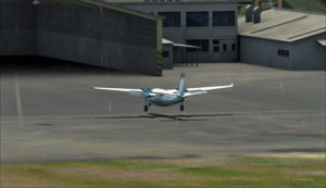 Le Shrike Commander atterrira sous peu à Port Moresby Jacksons.