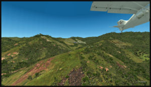 Un aéronef tire un planeur au décollage de la piste en pente de Fane Parish en Papouasie Nouvelle-Guinée.