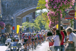 Grand Prix Cycliste Québec 2018. Les cyclistes passent sous la porte St-Jean.