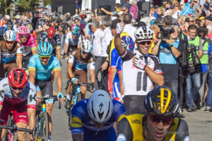 Grand Prix Cycliste Québec 2018. Le gagnant Michael Matthews, de l'équipe Sunweb, lève le poing.