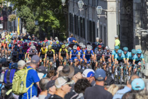 Grand Prix Cycliste Québec 2018, les cyclistes passent sous la porte St-Louis.