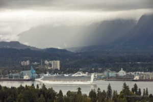 Le navire Golden Princess dans le Port de Vancouver en 2018.