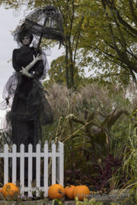 This lady, all dressed in black, was one of the decorations in the Parc Jeanne d'Arc, in Québec City, for Halloween 2018.