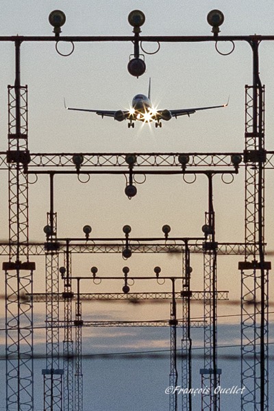 Un Boeing 737-800 est en finale pour la piste 05 de l'aéroport international de Toronto.