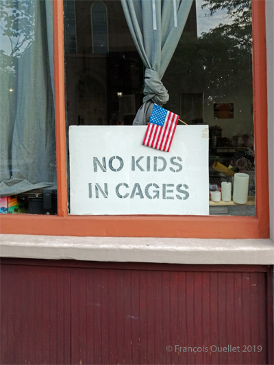 Pas d'enfants dans des cages.