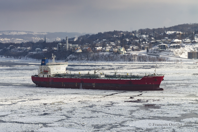 The Nave Equinox oil tanker with Lévis in the background during winter 2020.