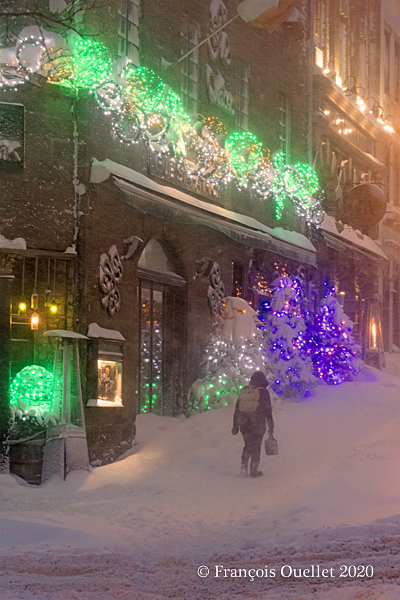 Piéton devant le Pub St-Patrick dans le Vieux-Québec, hiver 2020
