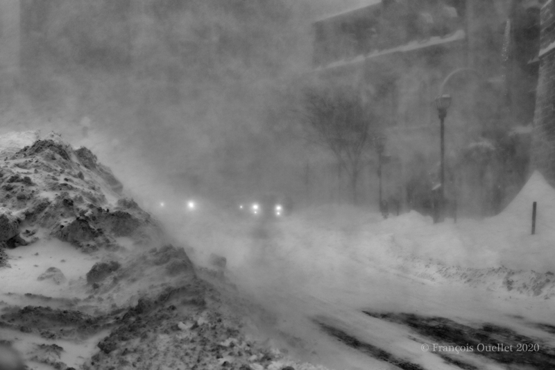 Tempête de neige du 7 février 2020 à la Place d'Youville dans la ville de Québec.
