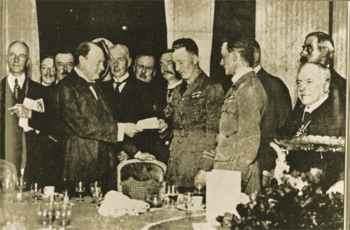 Winston Churchill présente le chèque du Daily Mail aux deux pilotes.