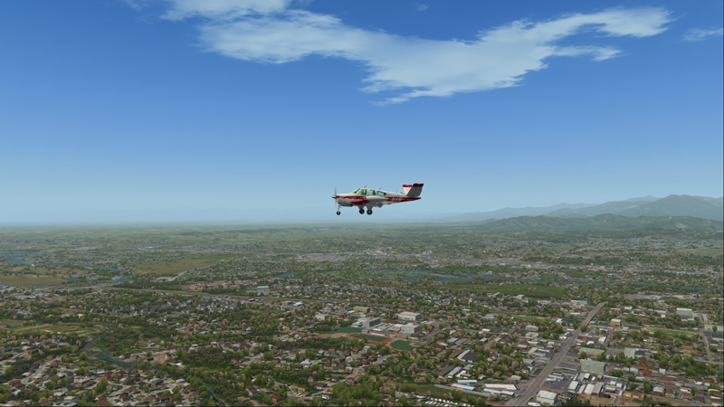 Le Bonanza Accu-Sim arrive au-dessus de la ville de Redding.