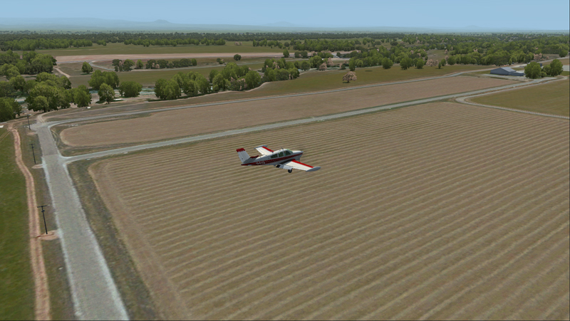 Le Bonanza Accu-Sim en finale au-dessus d'un champ pour l'aéroport virtuel de Redding