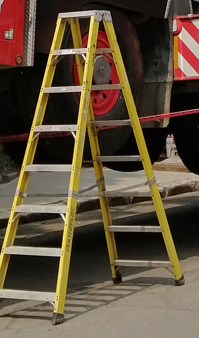 Escabeau pour conducteur d'une grue Guay au travail dans le Vieux-Québec
