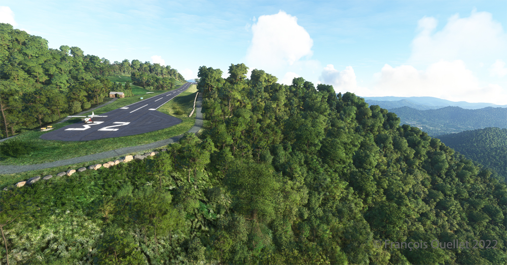 Une vue de la falaise au seuil de la piste 32 de l'aéroport Mountain Air County Club (2NC0) conçu par Pilot's pour MSFS 2020.