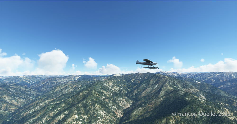 Un CubCrafters X Cub sur flotteurs survole les montagnes de l'Idaho en simulation de vol sous MSFS 2020.