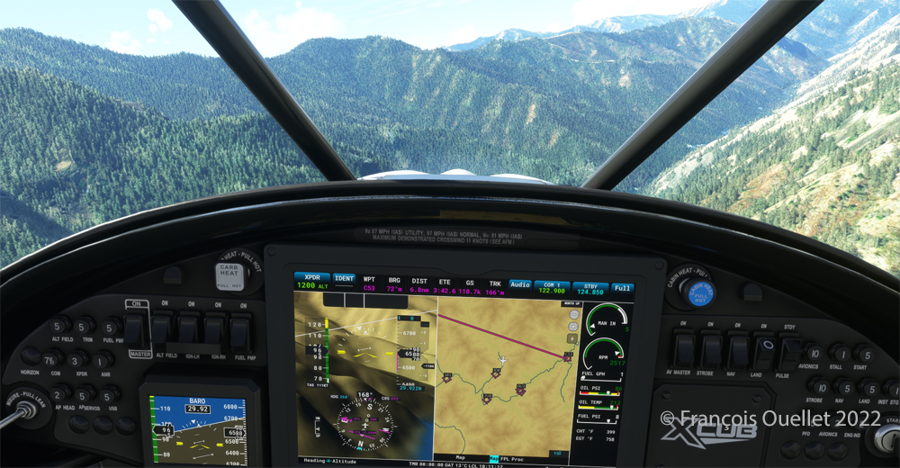 Descente dans la vallée vers la piste de Marble Creek ID8 en simulation de vol.